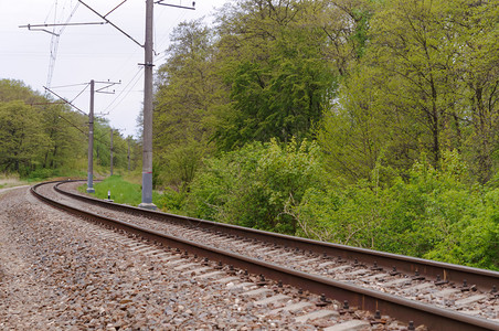 延伸到远方的铁路三排钢轨延伸到远方的铁路运输行业追踪图片