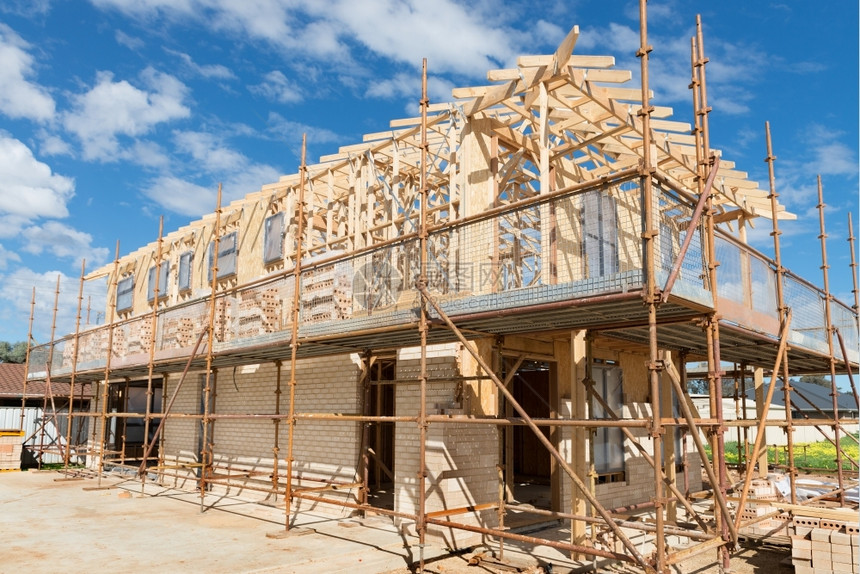 建造新住宅筑房屋以蓝天为基准框架屋面图片