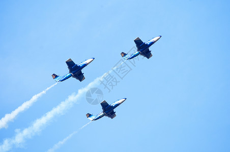 航天三架喷气式飞机在天空中产生彩色烟雾运动和自由的概念三架喷气式飞机在天空中产生彩色烟雾空气白的车辆高清图片素材