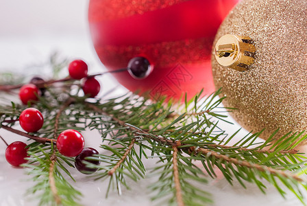 圣诞树枝和红浆果圣诞树球并配有红莓和圣诞树球霜红色的冬青图片