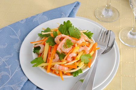 食物细节含胡萝卜苹果和虾的蔬菜根沙拉和叶子新鲜的图片