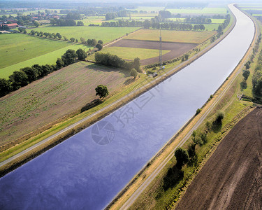 环境概述从上到下运河通过耕地和草的林对接而成直升机图片