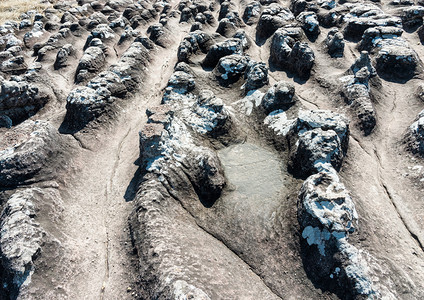 景观结石裂从泰国山上侵蚀岩层的弯曲石流中涌出图片