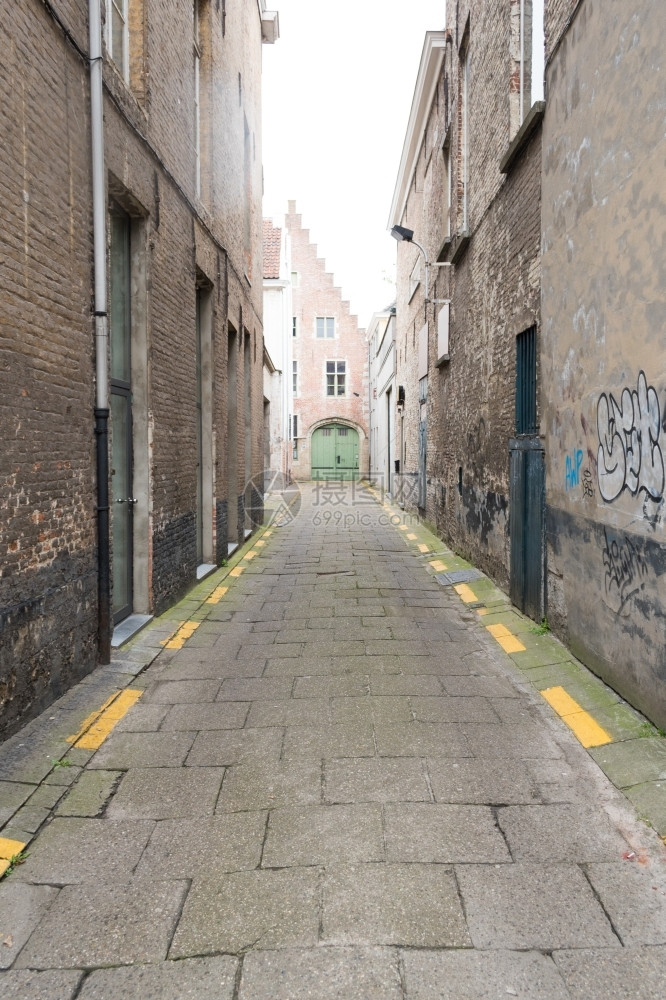 清空和铺平的石块巷道建造荒凉门图片