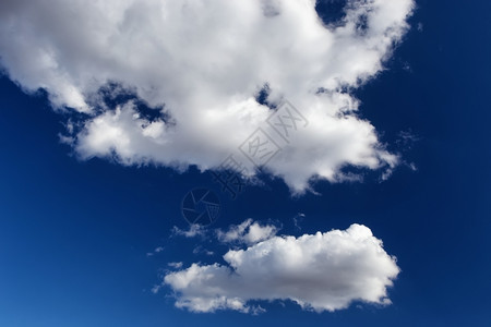 深蓝色天空和白云景观框架蓝色的图片