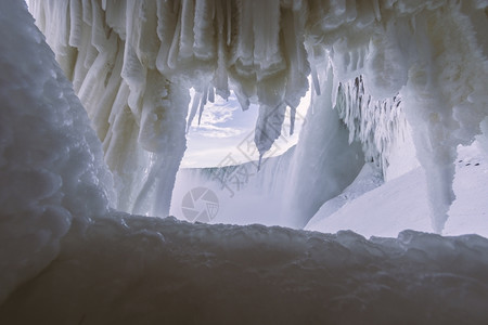 尼亚加拉瀑布流动的旅游冰图片