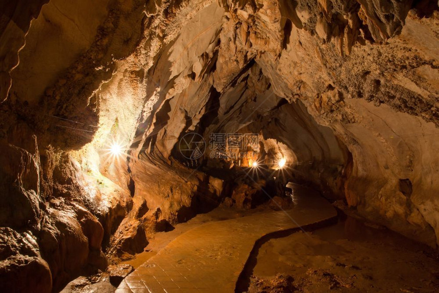 隧道泰国洞穴中的照明和步行道黑色的闪耀图片
