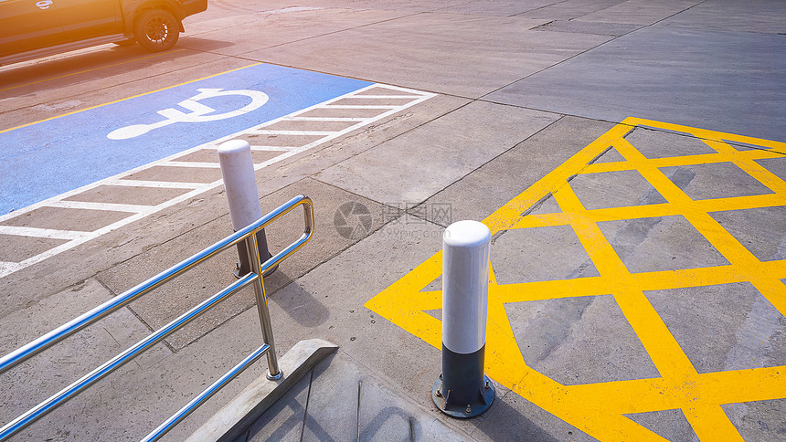 塞子蓝色的城市在加油站公共洗手间停车场没有残疾人轮椅停车标志在水泥地表加油站的混凝土地面栏杆图片