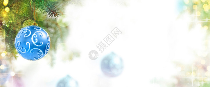 圣诞树上的蓝球背景图片