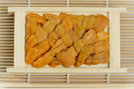 烹饪鱼子新鲜木质寿司和生鱼片成分中的日本海胆图片