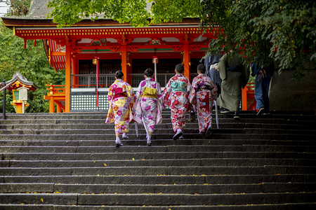 一群穿着传统和服装的日本妇女团体吸引力男图片