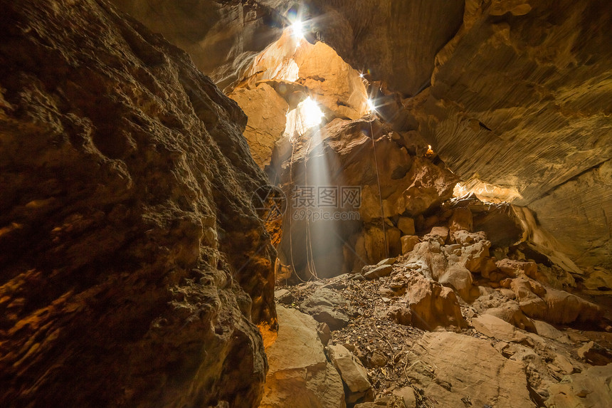 男人山洞中的太阳束穴旅游图片