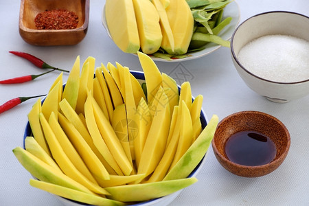 胶原营养越南水果切片绿芒广受欢迎的热带水果丰富的维他命A生素C科兰根对健康和冲动吸收钙有益越南的图片