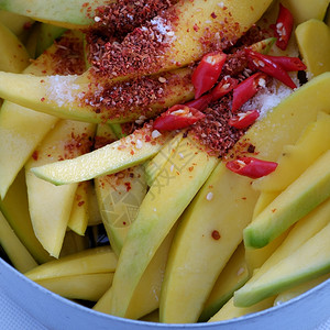 黄色的越南水果切片绿芒广受欢迎的热带水果丰富的维他命A生素C科兰根对健康和冲动吸收钙有益小吃胶原图片