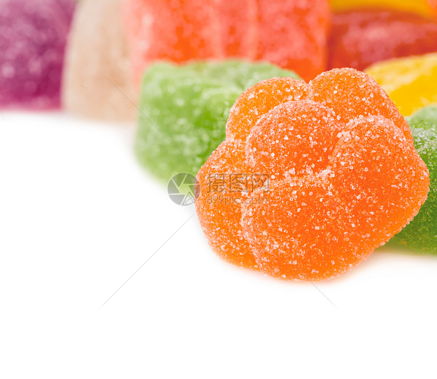 充满活力甜的丰富多彩白色背景上隔绝的彩色果冻糖盒图片
