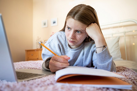困难有问题使用笔记本电脑做家务或庭学校教育的受压力女青少年中学为了图片