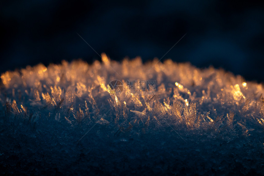 旅游清晨太阳照亮的冰晶体清晨阳光照亮的冰晶体闪耀抽象的图片