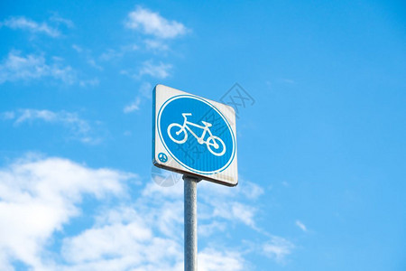白色背景的标志自行车夏季和白天的云状运动车路标街道骑自行车的人图片
