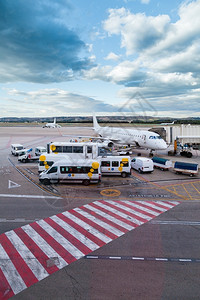 西班牙马德里巴拉哈斯机场跑道西班牙波音公司翅膀手推车图片