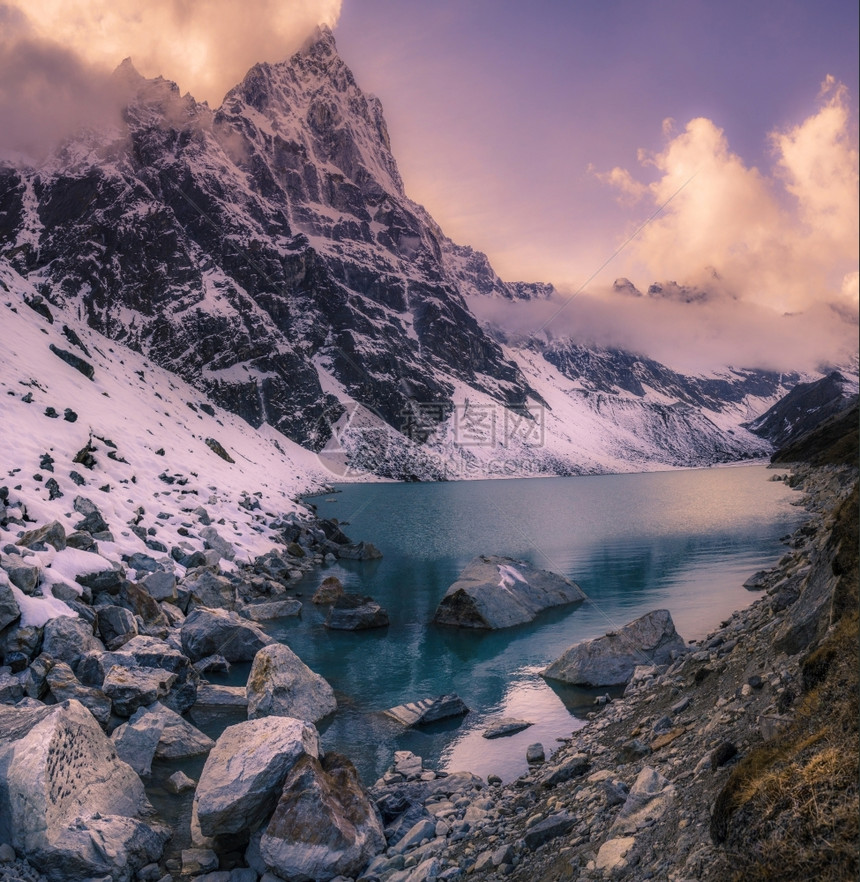 湖云喜马拉雅山日落全景前往尼泊尔旅行结石图片