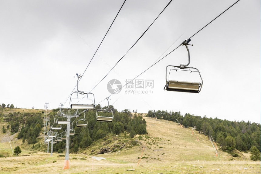 采取安道尔LaVella滑雪度假胜地的电梯旅行山图片