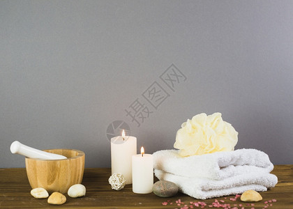花朵点燃的蜡烛毛巾浴石膏木头种子杵图片
