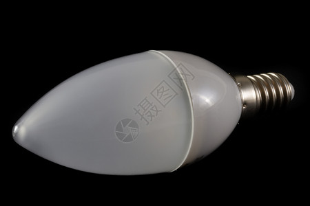 灯泡形式电灯泡以黑色背景的蜡烛形式制作最新现代LED光灯泡展示现代生态节能技术发射力量背景