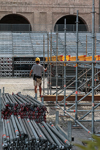 项目金属堵塞用于阶段结构支持的黄盔甲脚架构件建造和堆叠波兰工人作图片
