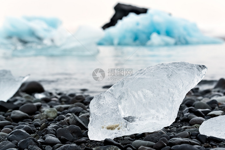 风景优美地标结石冰岛瓦特纳川附近的Jokulsarlonrsquos湖中的冰山岛图片