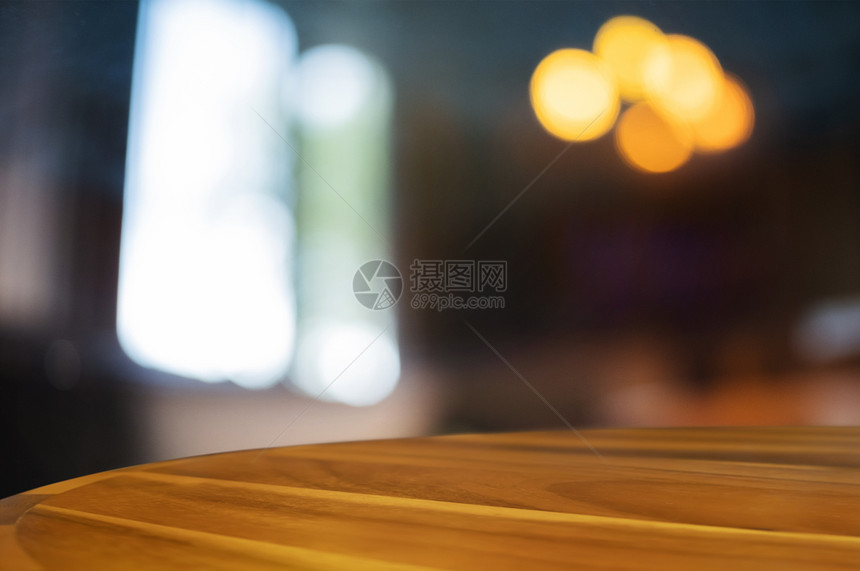 现代家用背景模糊的木制桌派对酒吧厨房图片