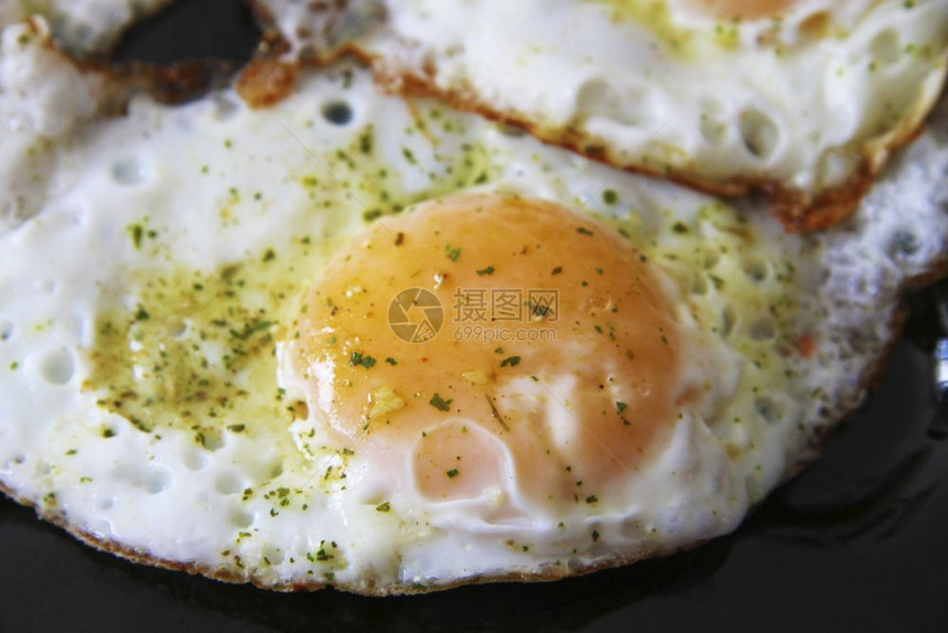 早上在黑盘烤全鸡蛋和香料食品早晨物图片