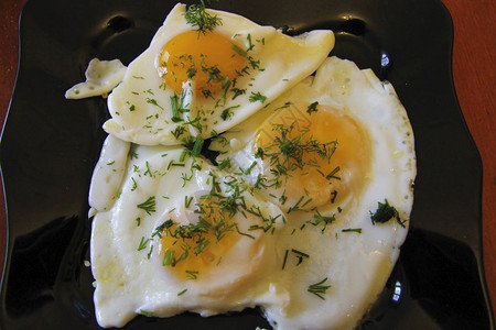 国内的早上在黑色盘子烤全鸡蛋营养美味的图片