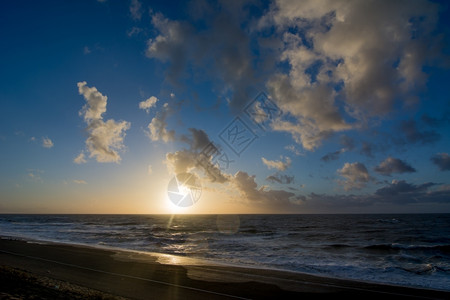 戏剧防波堤天达屈海面上空的日落和云风自然高清图片素材