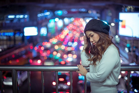 女亚洲人孤独的女肖像晚上在户外圣诞节和新年的概念冬天图片