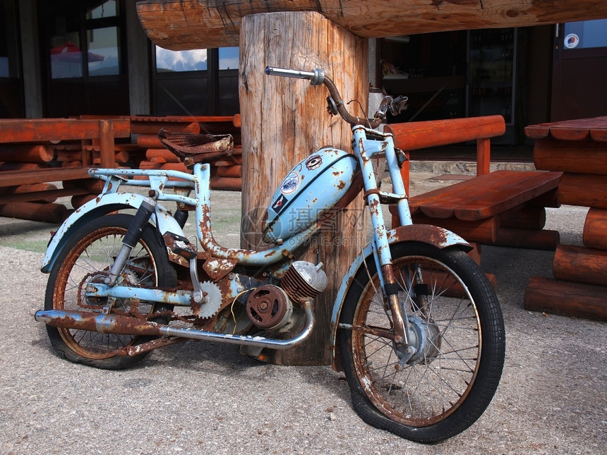 铬合金自行车污垢旧的生锈摩托车在街上图片