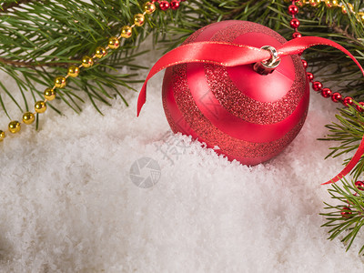 满天积雪的红大圣诞舞会周围都是飞毛腿庆祝展示季节图片