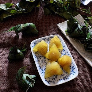 亚洲五月日越南传统食物双五节或Tetdoanngo绿叶上粘糊的米糕也称为金字塔形状的banhuTro为了亚洲人图片