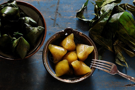五月日越南传统食物双五节或Tetdoanngo绿叶上粘糊的米糕也称为金字塔形状的banhuTro春节特罗日图片