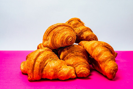 卷涂黄油新鲜美味的羊角面包分离法式早餐概念美食图片