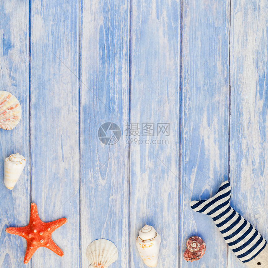 毛巾翻滚贝壳海和星的顶端视图其背景为糊贴蓝木板底盘并附有空间锈式平板框架模文本复制件最佳水海滩图片