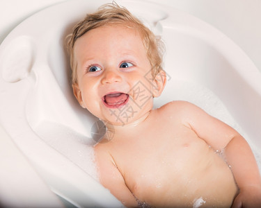 浴室里洗澡的婴儿图片