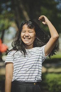 泰国亚裔青少年在公园中笑的喜悦棕色皮肤健康活动图片