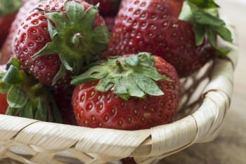 木板桌子草莓水果放在篮子里近似草莓水果躺在篮子里团体图片