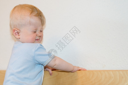 宝男孩做笑脸的表情婴儿男孩在睡觉时做笑脸后代眼睛室内的图片