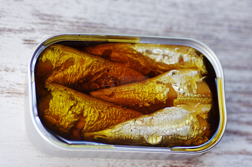 小吃晚餐密闭木本底铁盒中的土耳沙丁鱼图片