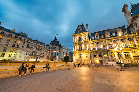 巴黎2014年6月酒店deVille在晚上与游客巴黎每年吸引30万人街道欧洲的大厅背景图片