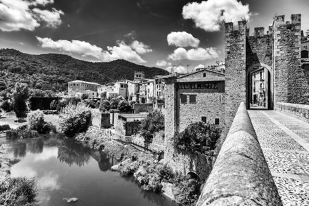 文化历史假期西班牙吉罗纳中世纪城镇贝萨卢的景象图片