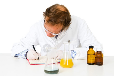 化学分析师在实验室中完成后作笔记录并涂鸦反应泡沫图片
