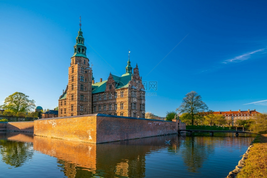 罗森堡砖正面Rosenborg城堡花园丹麦哥本哈根蓝天图片