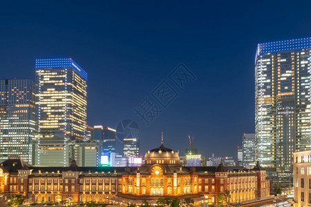 亚洲东京的火车站和日光秋天的高楼暮路城市的高清图片素材